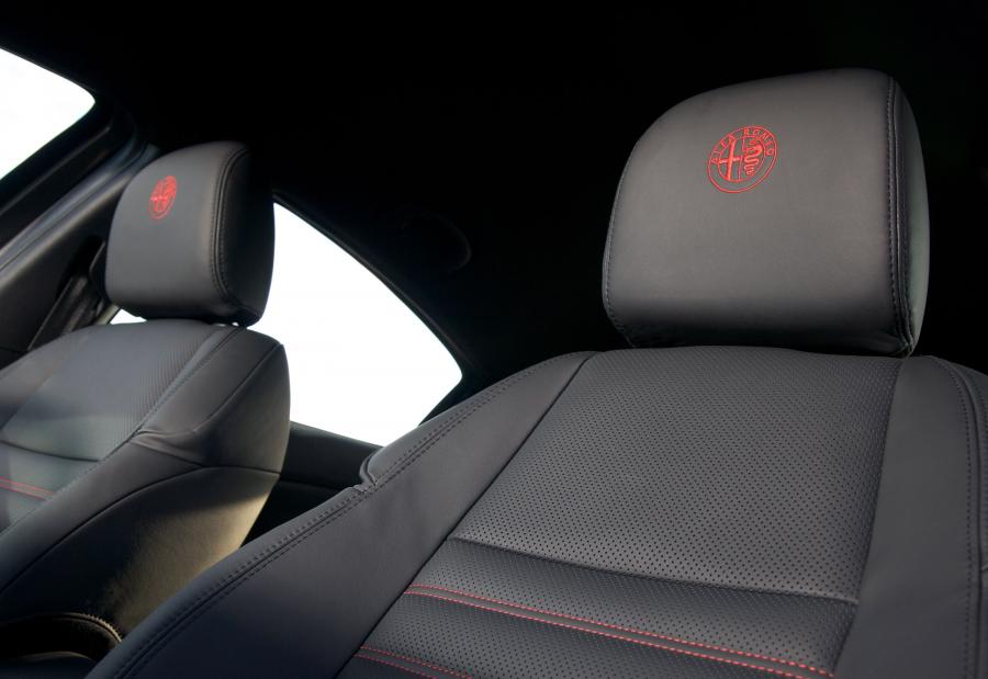 Интерьер Alfa Romeo Giulietta Cloverleaf (940) 2010 года  (UK) (фото 38 из 40)